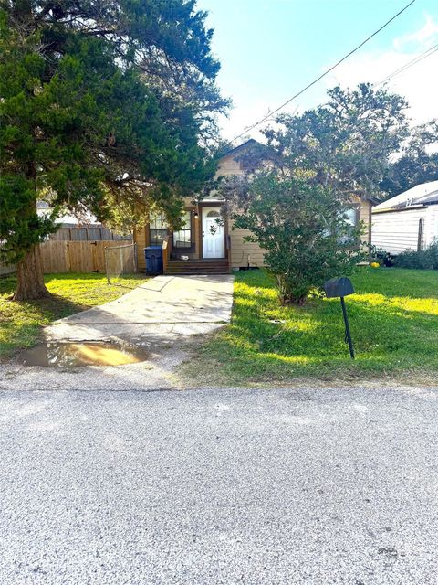 Photo of 138 Shady Lane, West Columbia, TX 77486 (MLS # 80942681)