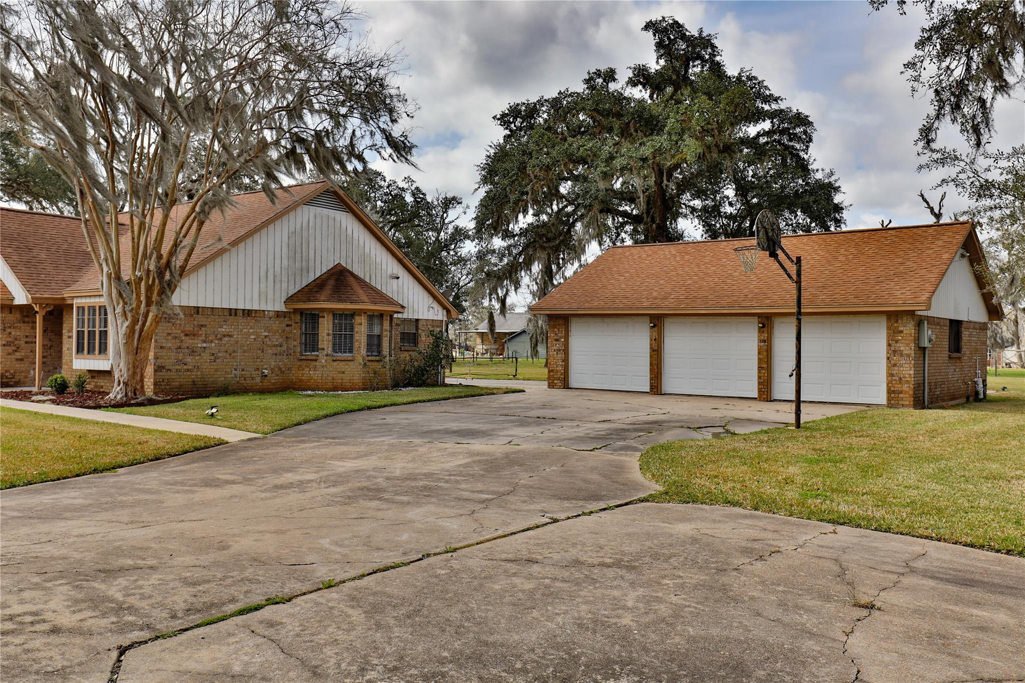 211 Bayou Road