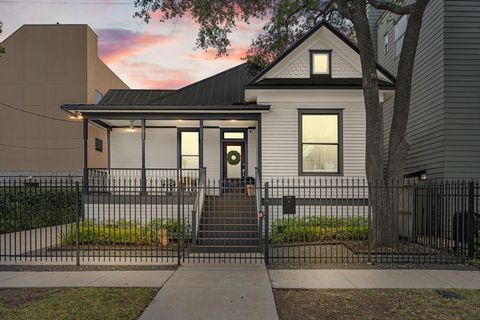 Photo of 405 Welch Street, Houston, TX 77006 (MLS # 19616908)