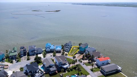 Photo of 135 Isles End Road, Tiki Island, TX 77554 (MLS # 34108439)