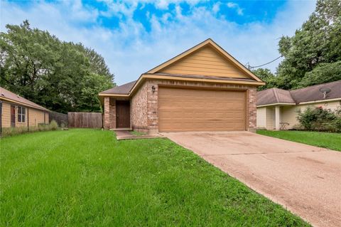 Photo of 636 Avenue H, Huntsville, TX 77320 (MLS # 21983719)