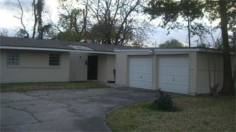 Photo of 4423 Knotty Oaks Trail, Houston, TX 77045 (MLS # 75019728)