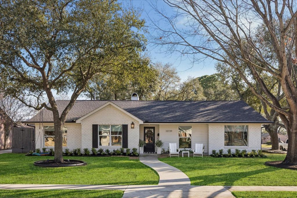 Photo of 10739 Longmont Drive, Houston, TX 77042 (MLS # 12349697)