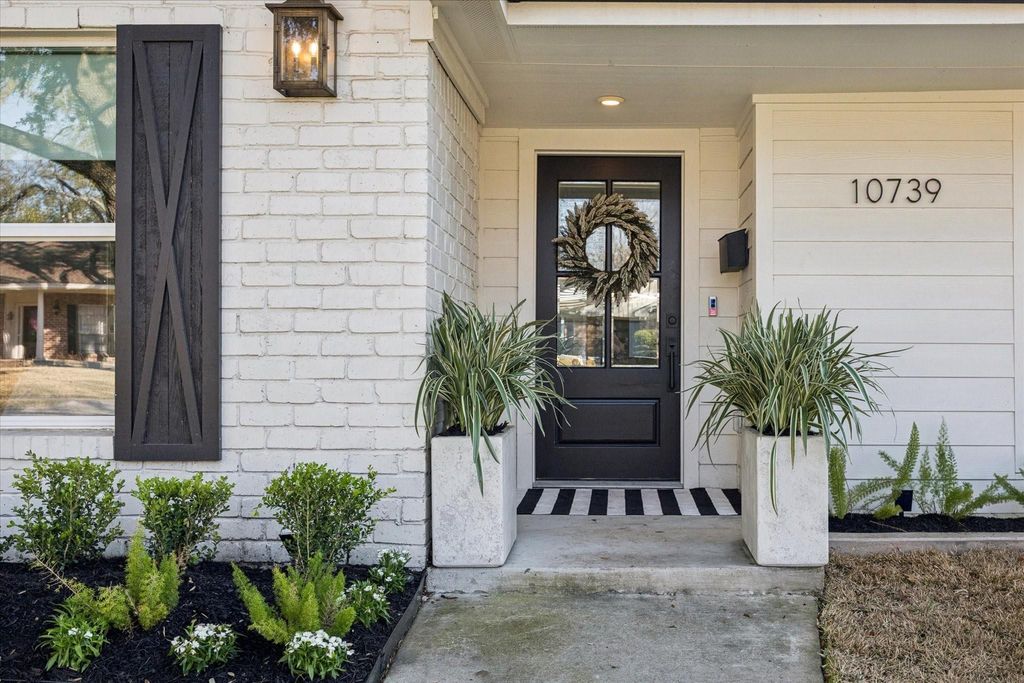 Photo of 10739 Longmont Drive, Houston, TX 77042 (MLS # 12349697)