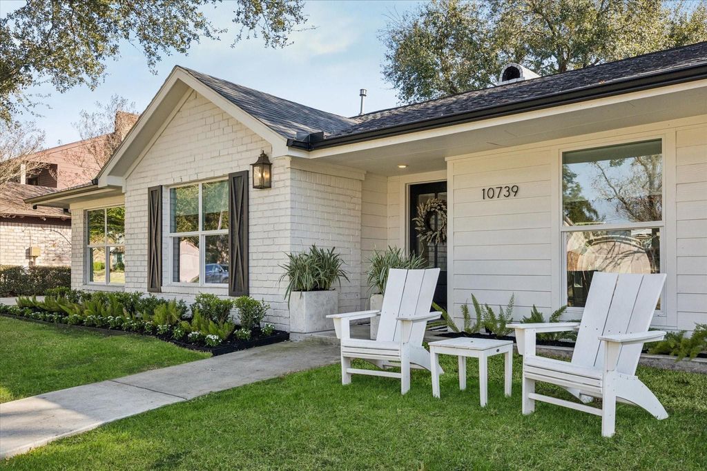 Photo of 10739 Longmont Drive, Houston, TX 77042 (MLS # 12349697)