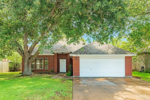 Photo of 224 N Ranch House Road, Angleton, TX 77515 (MLS # 30422635)