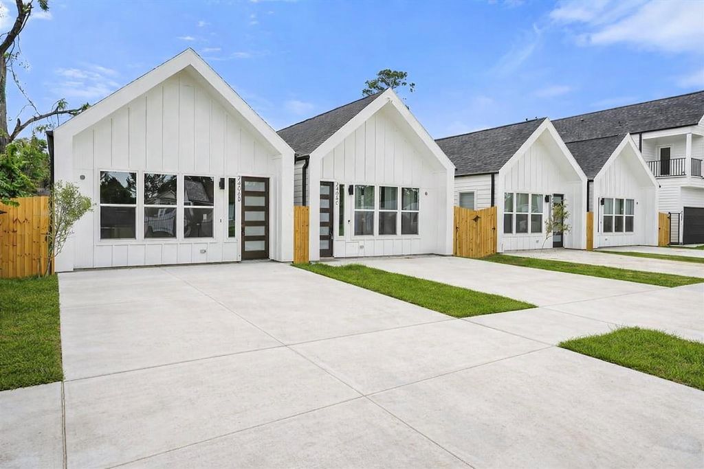 Photo of 2406 Mann Street #D, Houston, TX 77093 (MLS # 49086342)