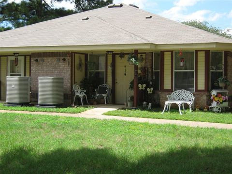 Photo of 716 Gardner Dr, Palestine, TX 75803 (MLS # 67911706)