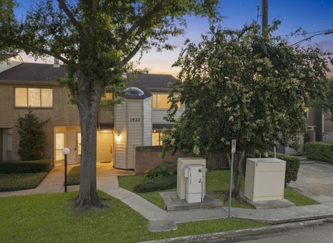 Townhouse For Sale - 1922 Augusta Drive #1/16<br/> Houston, TX 77057