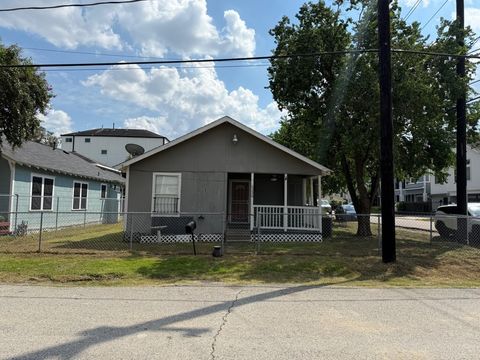 Photo of 5239 Kiam Street, Houston, TX 77007 (MLS # 11262337) Photo of 5239 Kiam Street, Houston, TX 77007 (MLS # 11262337)