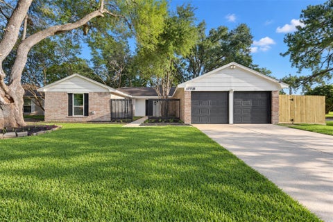 Photo of 17731 Heritage Cove Court, Webster, TX 77598 (MLS # 56658266)