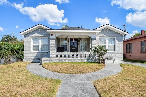 Photo of 2501 Rosewood St, Houston, TX 77004 (MLS # 86715488)
