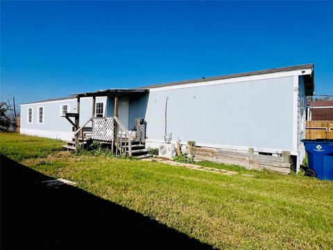 Photo of 2525 Oyster Creek Bend, Oyster Creek, TX 77541 (MLS # 49253701)