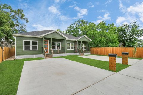 Photo of 4909 Higgins Street #A/B, Houston, TX 77033 (MLS # 73730737) Photo of 4909 Higgins Street #A/B, Houston, TX 77033 (MLS # 73730737)