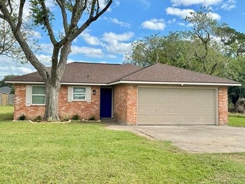Homes For Rent - 108 Draeger Drive<br/> West Columbia, TX 77486