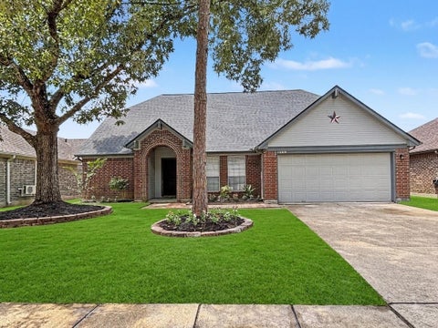 Homes For Sale - 15810 Pilgrim Hall Drive<br/> Friendswood, TX 77546