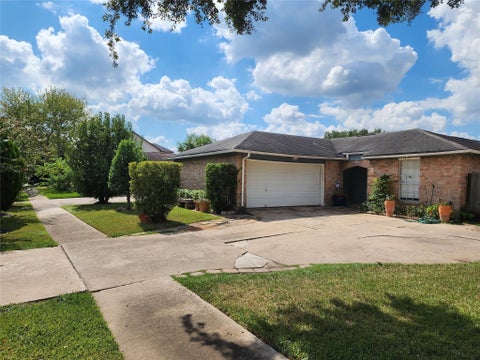 Photo of 7210 Autumn Grove Drive, Houston, TX 77072 (MLS # 11190410)