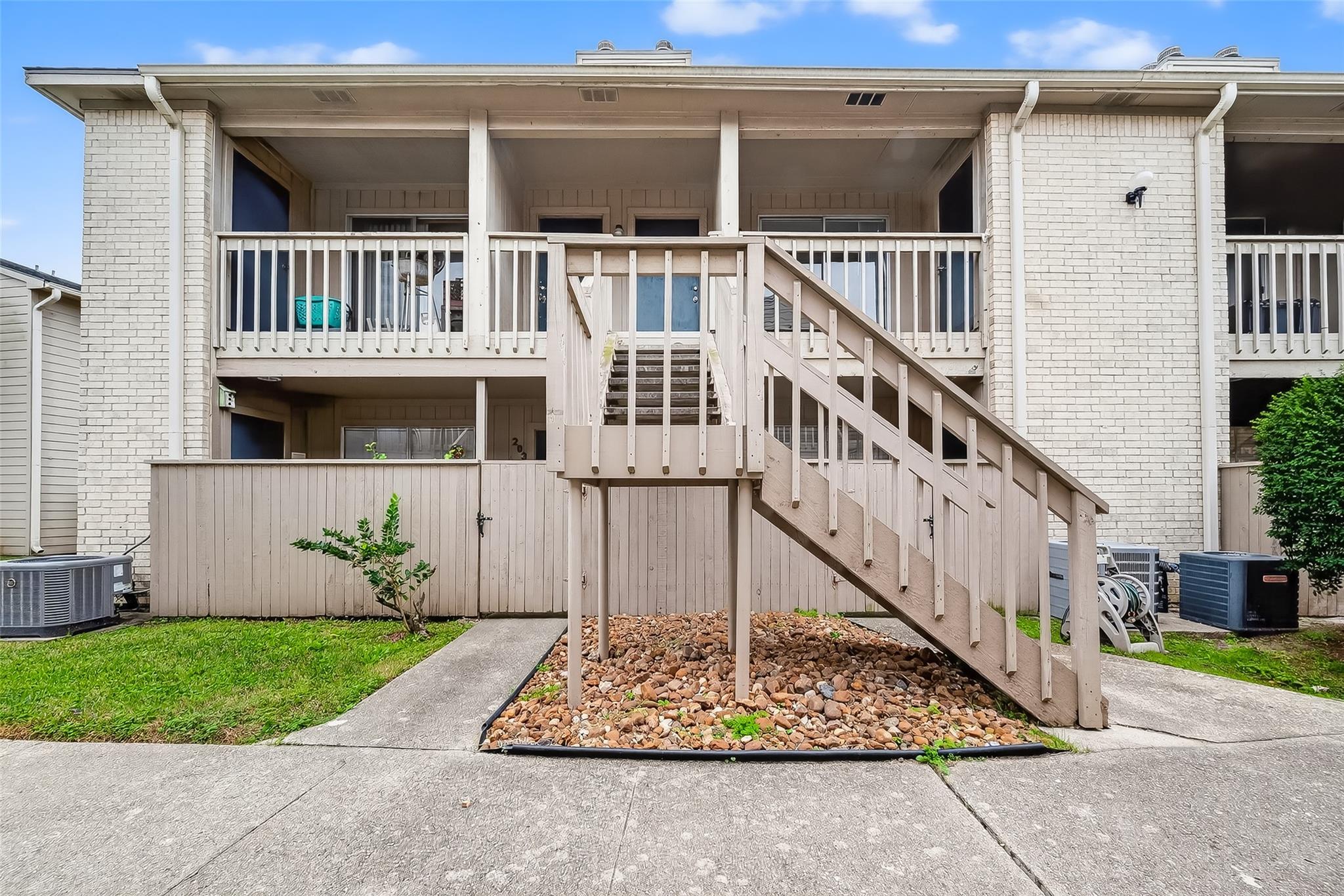 3919 Fairmont Parkway 206