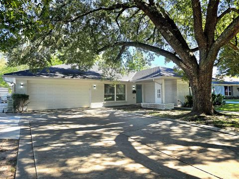 Photo of 11907 Renwick Drive, Houston, TX 77035 (MLS # 86176665)