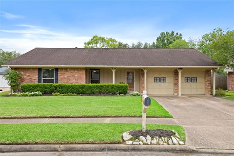 Photo of 1922 Crooked Creek Lane, Pearland, TX 77581 (MLS # 17445658)