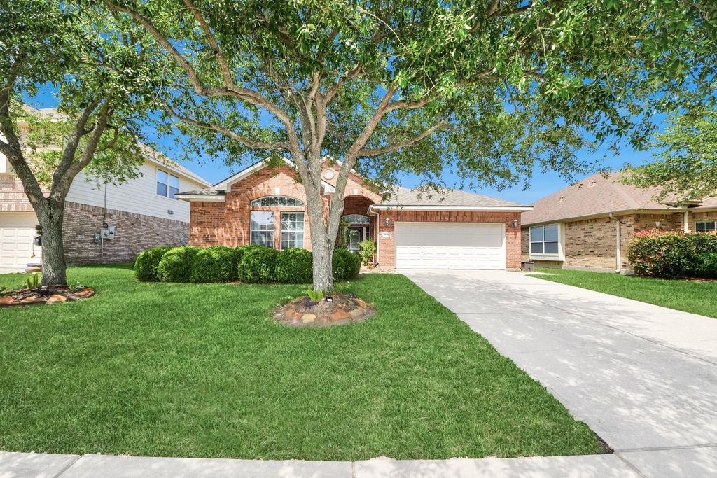 Photo of 945 Autumn Brook Street, Seabrook, TX 77586 (MLS # 37566948)