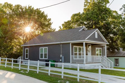 Photo of 211 N Austin Street, Brenham, TX 77833 (MLS # 36500516) Photo of 211 N Austin Street, Brenham, TX 77833 (MLS # 36500516)