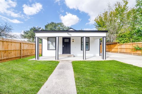 Photo of 9201 Klondike Street, Houston, TX 77075 (MLS # 71398031)