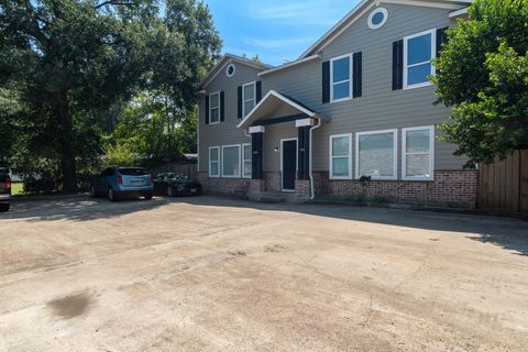 Photo of 1421 20 1/2 Street, Huntsville, TX 77340 (MLS # 86261280)