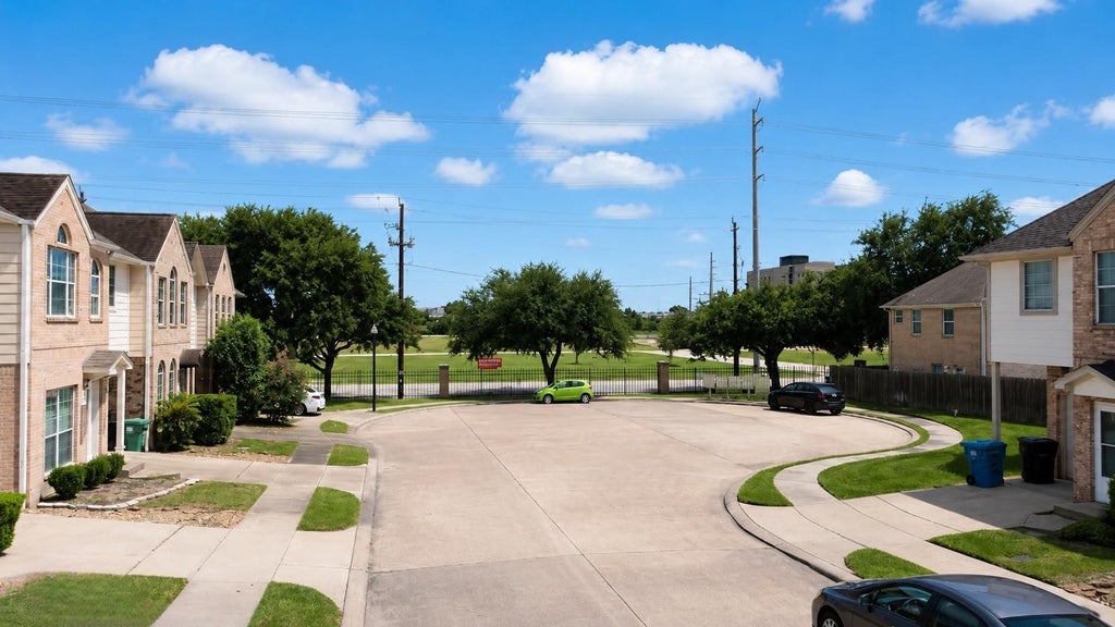 Photo of 214 Plaza Del Sol Park, Houston, TX 77020 (MLS # 40131505)