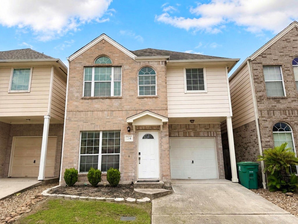 Photo of 214 Plaza Del Sol Park, Houston, TX 77020 (MLS # 40131505)