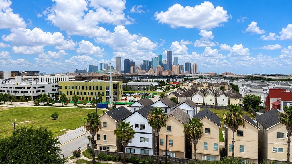 Photo of 214 Plaza Del Sol Park, Houston, TX 77020 (MLS # 40131505)