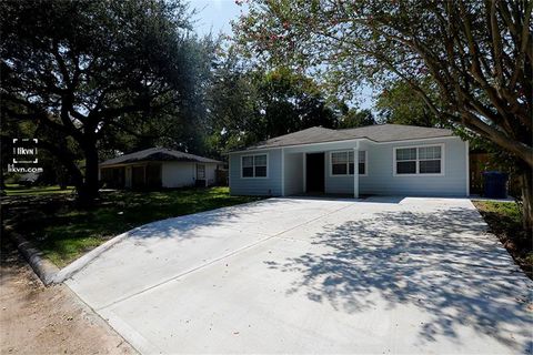 Photo of 1112 Georgina Street, Rosenberg, TX 77471 (MLS # 98688430)