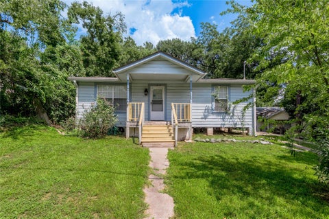 Photo of 1015 Avenue J, Huntsville, TX 77320 (MLS # 67989866)