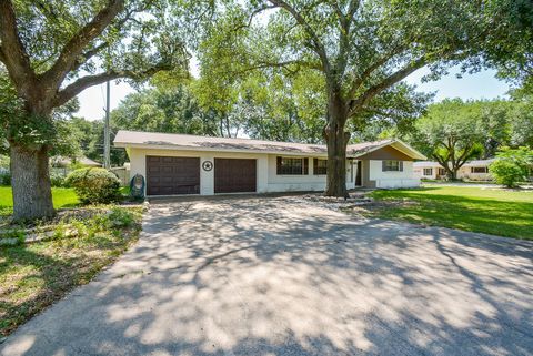 Photo of 902 Avenue I St, El Campo, TX 77437 (MLS # 67469690)