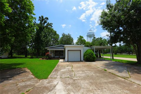 Photo of 302 Circle Way ST, Lake Jackson, TX 77566 (MLS # 68843820)