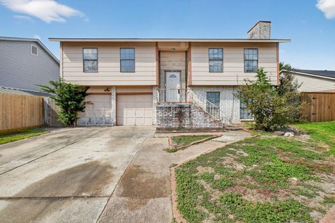 Photo of 713 Sugar Hill Drive, La Porte, TX 77571 (MLS # 44575690)