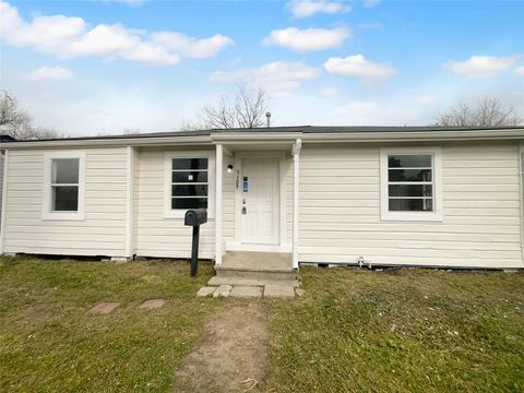 Photo of 5109 Wilmington Street, Houston, TX 77033 (MLS # 12456288)