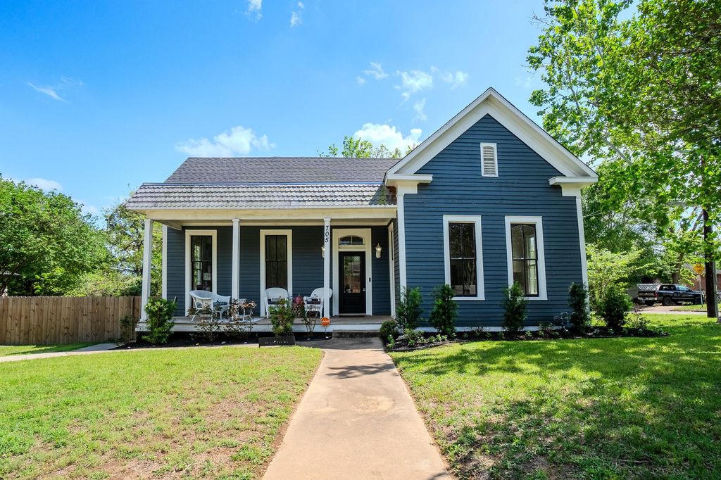 Photo of 705 W Fifth Street, Brenham, TX 77833 (MLS # 56892095)