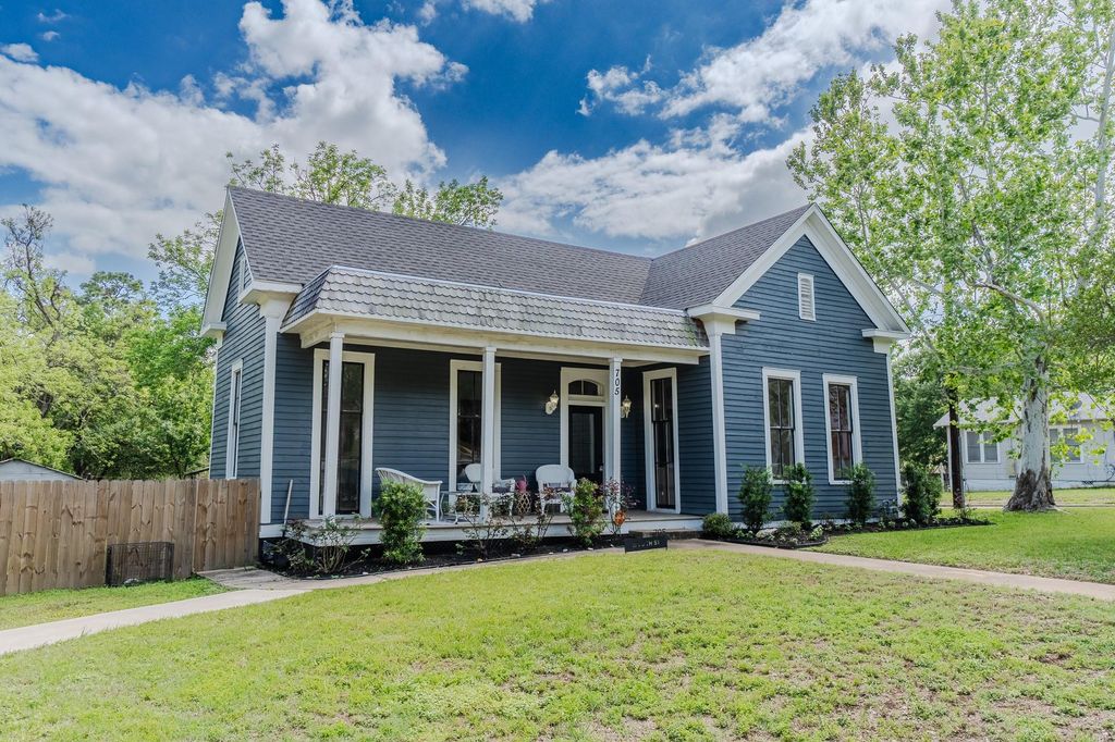 Photo of 705 W Fifth Street, Brenham, TX 77833 (MLS # 56892095)