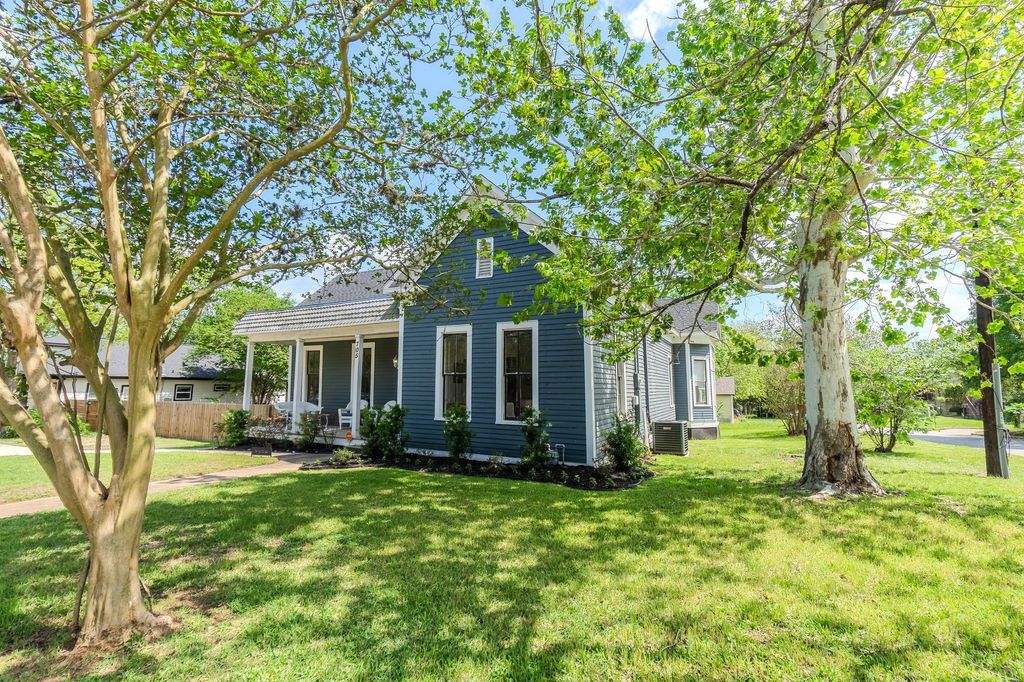 Photo of 705 W Fifth Street, Brenham, TX 77833 (MLS # 56892095)