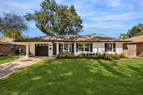 Photo of 2214 Bron Holly Drive, Houston, TX 77018 (MLS # 68420121)