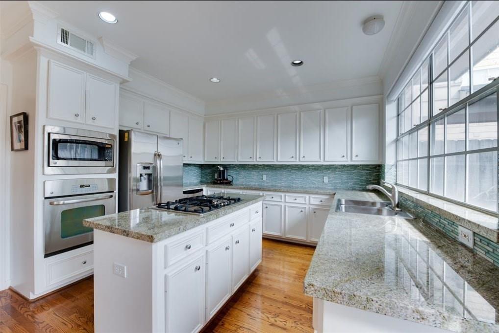 Houston, Texas 77019, United States, 3 Bedrooms Bedrooms, ,3 BathroomsBathrooms,Residential,Active,241152