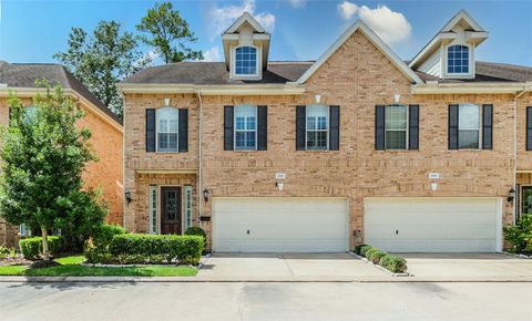 Photo of 7515 Shady Villa Walk, Houston, TX 77055 (MLS # 37210388)