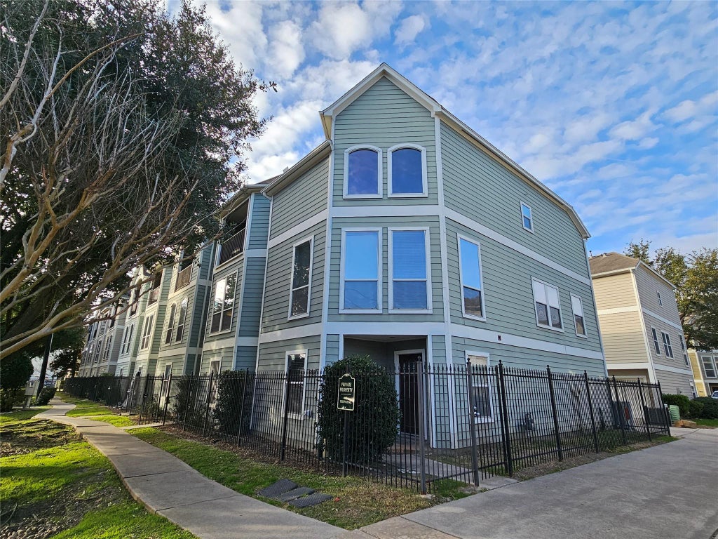 Photo of 1271 W 17th Street, Houston, TX 77008 (MLS # 55412139)
