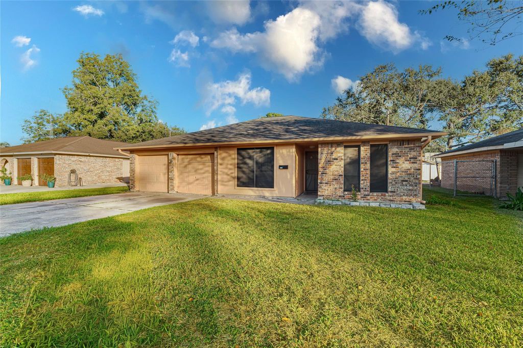 Photo of 2021 Kingsdale Drive, Deer Park, TX 77536 (MLS # 20544603)