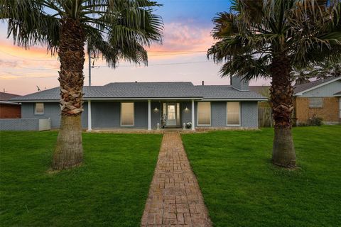 Photo of 9 South Shore Drive, Galveston, TX 77551 (MLS # 60896162)