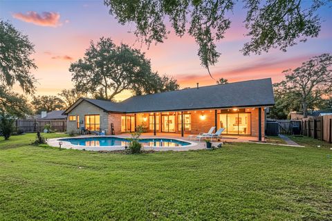 Photo of 303 Narcissus St Street, Lake Jackson, TX 77566 (MLS # 22306357)