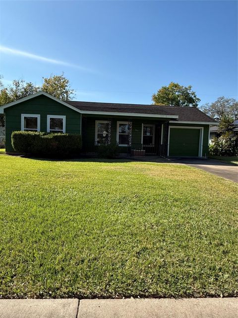Photo of 406 Gardenia Street, Lake Jackson, TX 77566 (MLS # 37005050)