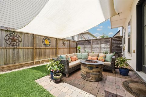 Photo of 2703 Arabelle Grove, Houston, TX 77007 (MLS # 62307154)