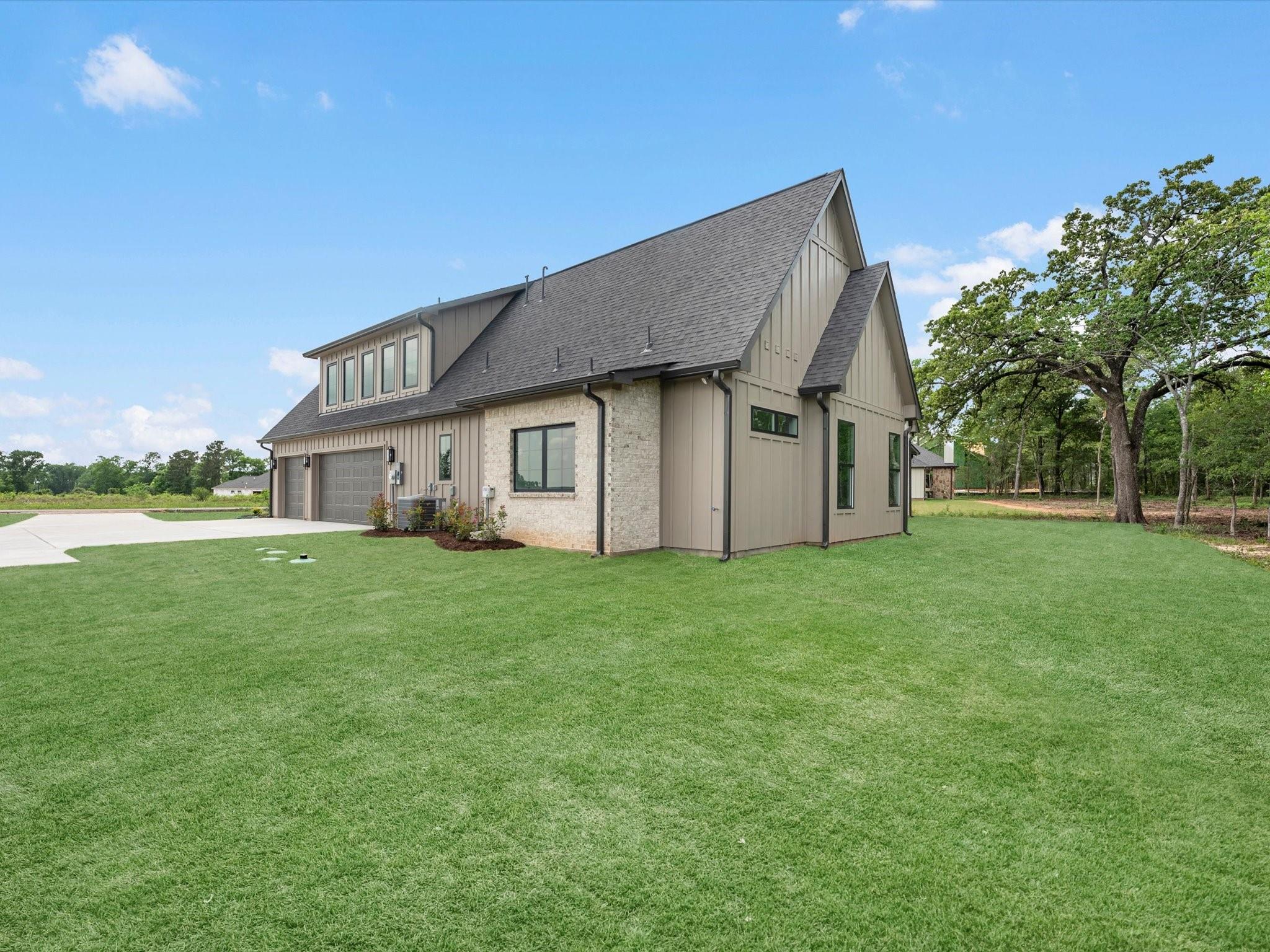 10039 Lakeside Oaks Dr